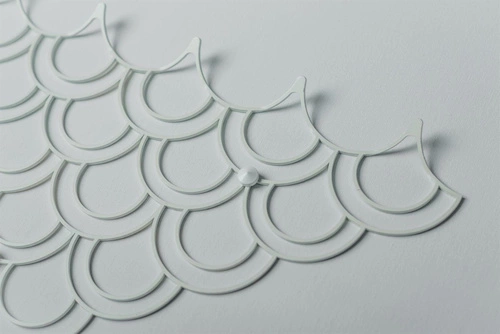 Moderní bílý kovový nástěnný věšák do předsíně Husk POLYHEDRA 56 cm