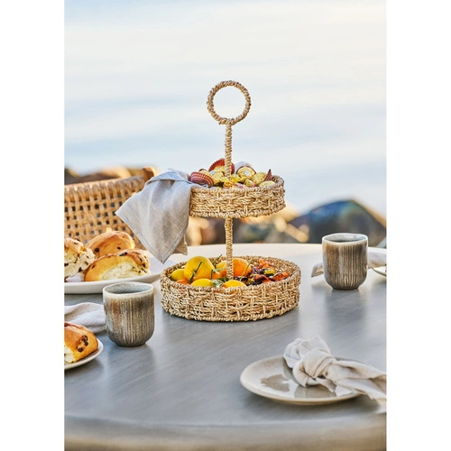 Kulatý dekorativní podnos Rifbjerg z mořské trávy v přírodní barvě na servírování