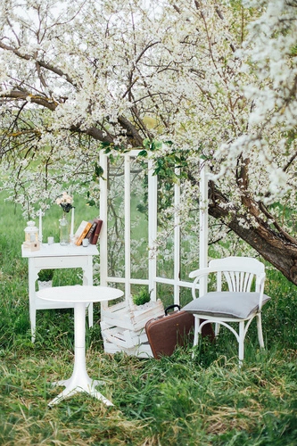 Zahradní a balkonový kulatý stůl Bloom Intesi bílý moderní plastový 60 cm