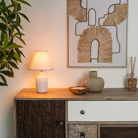 Keramická noční lampička Balvy bílá Atmosphera s textilním stínidlem do rustikální ložnice