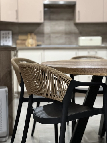 Jídelní židle Osma Intesi černá, polypropylen, stohovatelná, snadné čištění, s područkami