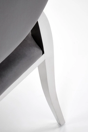 Čalouněná sametová židle Royale šedá glamour do jídelny se stříbrnými nohami Intesi