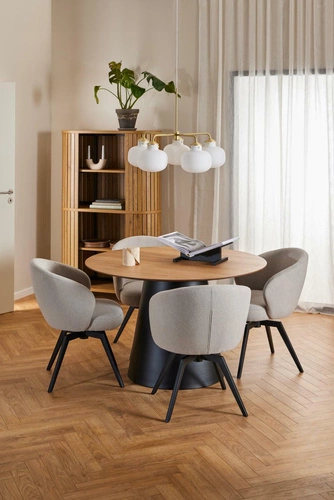 Otočená čalouněná židle Darlene Actona béžová moderní do jídelny a obýváku