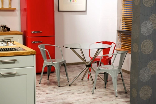 Kovová židle Paris Arms červená inspirovaná Tolixem s područkami do jídelny a kuchyně