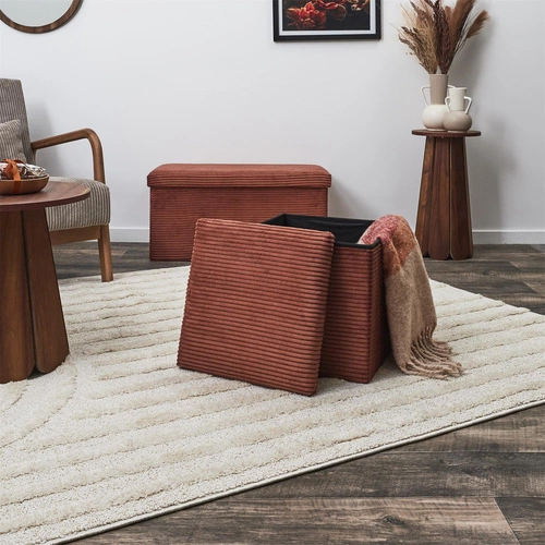 Skládací taburet Intesi Vels Scott s úložným prostorem z manšestru v barvě terakota do obýváku 38x38 cm