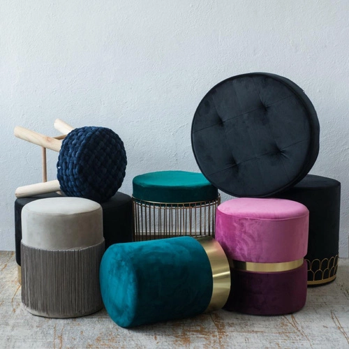 Modrý kulatý sametový taburet Souris Velvet L glamour na zlaté podstavě do obývacího pokoje