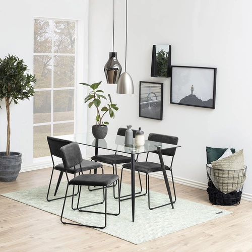 Čalouněná židle Cornelia VIC Actona sametová modrá do jídelny a obýváku na černých nohách