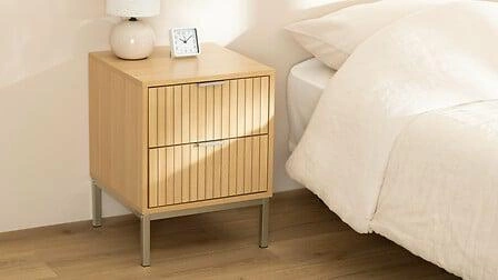 Noční stolek Atmosphera Tasso přírodní s drážkovaným čelem, zlatou podstavou a dvěma zásuvkami, šířka 40 cm