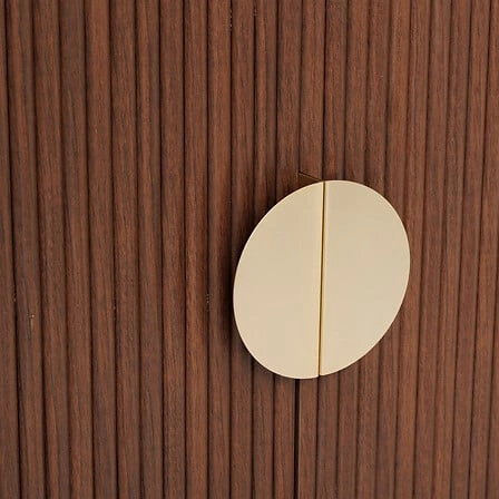 Komoda Wany Atmosphera hnědá japandi s frézovanými čely do obýváku a ložnice 80 cm