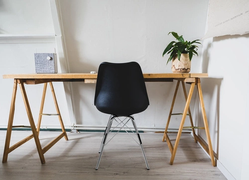 Jídelní židle Eris Actona černá z plastu moderní snadno čistitelná