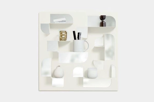 Dekorativní asymetrické bílé zrcadlo s poličkou Umbra Bend do předsíně a koupelny