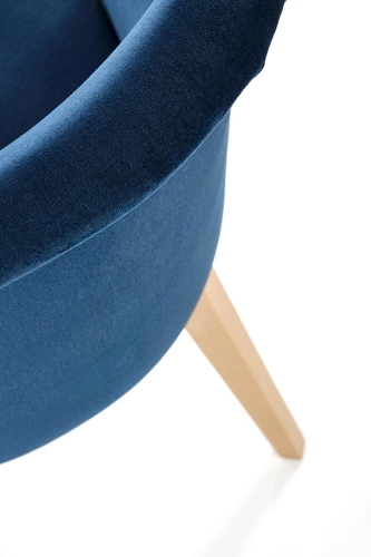Jídelní židle Alain Intesi čalouněná sametem v tmavě modré s dřevěnými područkami