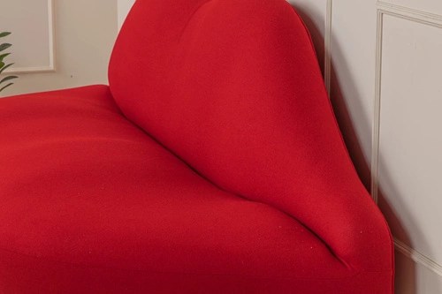 Moderní červená pohovka ve tvaru rtů inspirovaná Kiss Bocca do obýváku z vlny D2.DESIGN