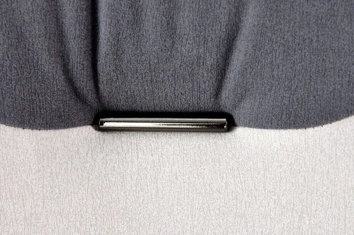 Čalouněná jídelní židle Lydie šedá moderní na lyžinách Intesi s černými nohami