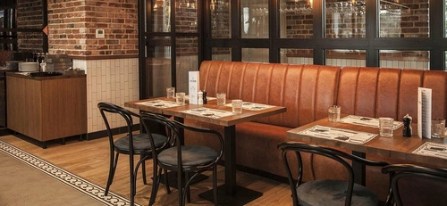 Dřevěná čalouněná židle Fameg B-9 na míru do jídelny nebo kuchyně v retro stylu