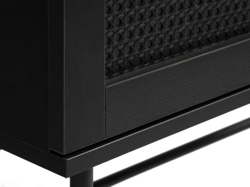 Vysoká komoda Pensacola černá ratanová na nožkách do obývacího pokoje