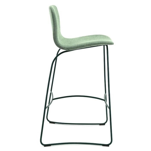 Barová židle s opěrkou Hips FAMEG čalouněná dřevěná do kuchyně moderní na míru