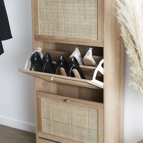 Vysoká přírodní botníková skříň Bali se třemi policemi a ratanovými boho dvířky