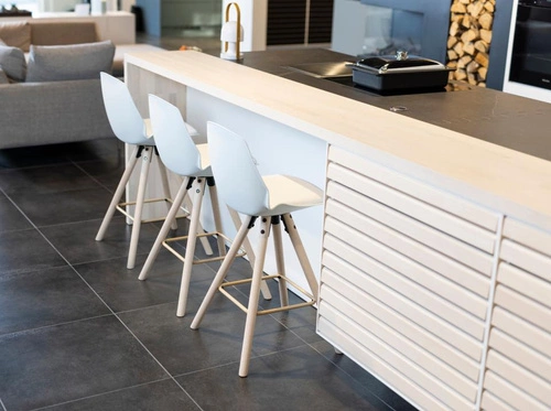 Barová židle Oslo bílá skandinávská s opěrkou do kuchyně na dubových nohách 65 cm