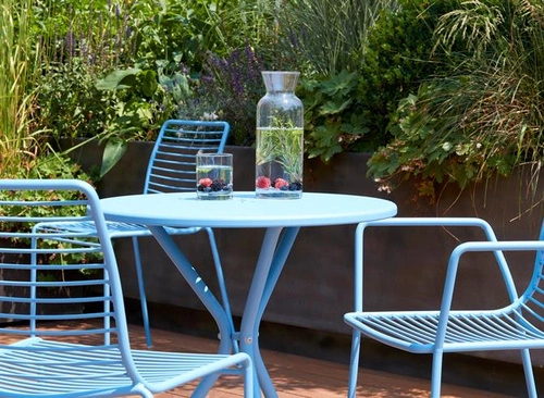 Kovová zahradní židle Summer červená moderní stohovatelná do exteriéru i obýváku SCAB Design