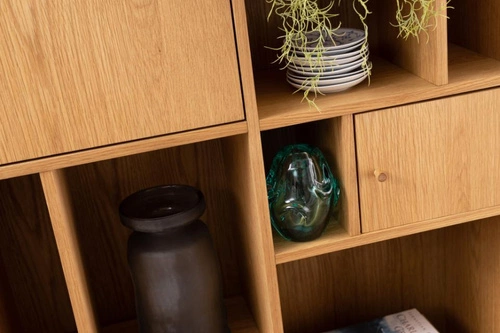 Dřevěná knihovna Rangoon Actona 90 cm skandinávský dub do obýváku a kanceláře