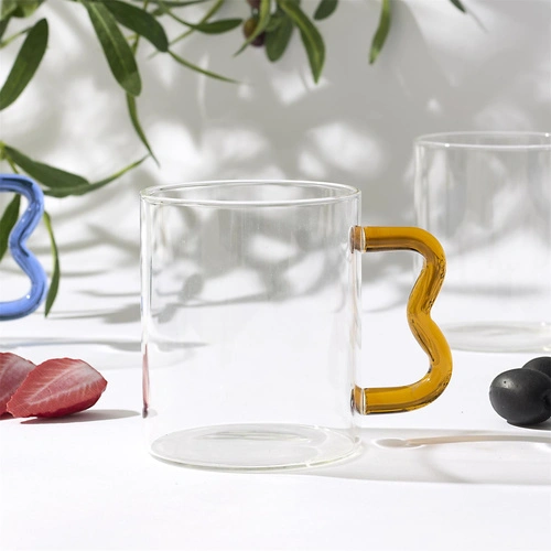 Intesi Zig Zag skleněný hrnek na kávu 350 ml se žlutým uchem