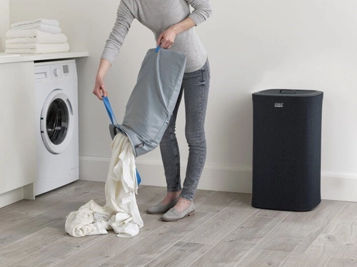 Joseph Joseph Tota moderní dvoukomorový koš na prádlo 60 l s víkem do koupelny černý