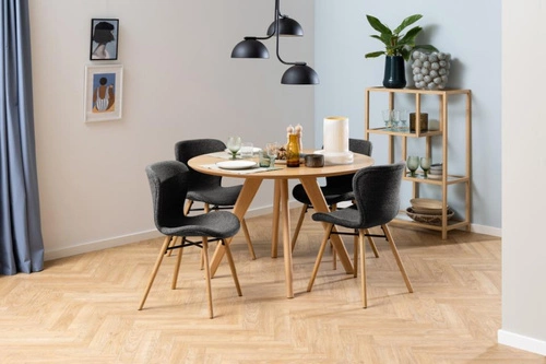 Čalouněná jídelní židle Batilda Actona antracitová skandinávská s dubovými nohami