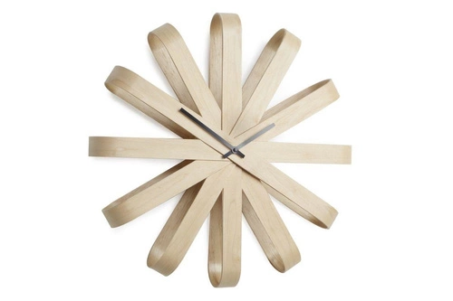 Nástěnné hodiny boho Umbra Ribon zlaté 51 cm moderní hodiny do obýváku nebo ložnice