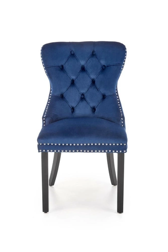 Jídelní židle Charlotte Intesi čalouněná sametem v námořnické modři s dřevěnými nohami glamour