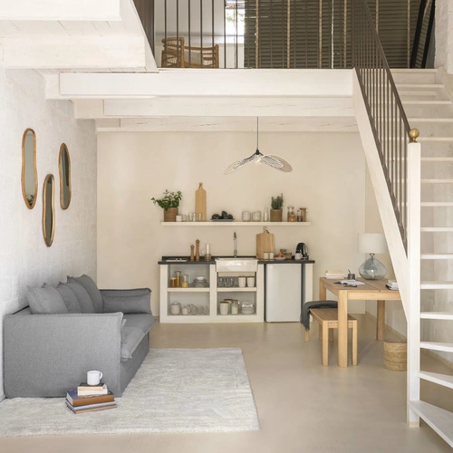 Závěsné zrcadlo Livia moderní s nepravidelným dřevěným rámem do předsíně Atmosphera