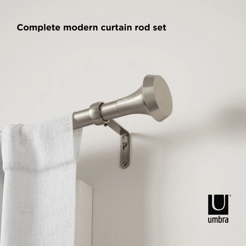 Jednoduchá garnýž Umbra Ella moderní stříbrná nastavitelná do obýváku 92–183 cm