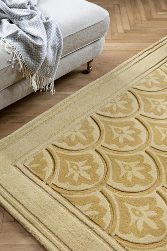 Klasický vlněný koberec do obýváku Catarina Gold 250x350 ručně tkaný Laura Ashley