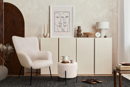 Bílý kulatý taburet Alford na černých nohách z teddy látky do obýváku a ložnice