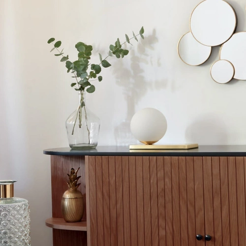 Noční lampička Dris moderní zlatá koule do ložnice skleněná Atmosphera 17 cm