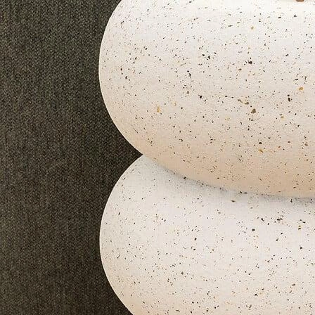 Atmosphera Stonento bílý kulatý odkládací stolek do obýváku ve stylu japandi 35x35 cm