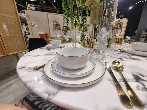 Kulatý jídelní stůl glamour Rayo 120 cm bílý mramor zlatý skleněný do jídelny a obýváku Atmosphera