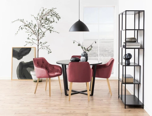 Čalouněná židle Brooke Actona sametová mušle glamour červená s područkami do obýváku