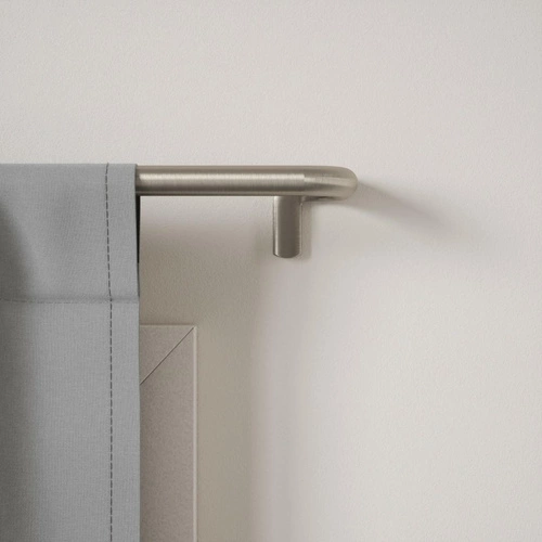 Jednoduchá garnýž Umbra Twilight stříbrná nastavitelná 76–213 cm na zatemňovací závěsy