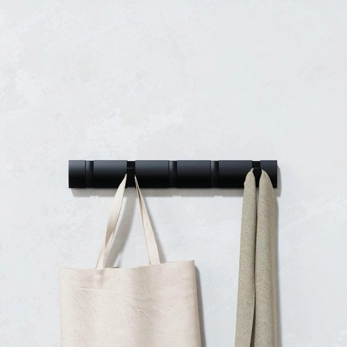 Nástěnný věšák Umbra Flip černý moderní na bundy a tašky do předsíně 5 háčků