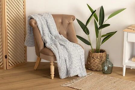 Přehoz z umělé kožešiny Bouclé Atmosphera světle šedý na postel do ložnice 120x160 cm