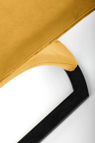 Čalouněná jídelní židle Brigitte hořčicový samet moderní s černými nohami