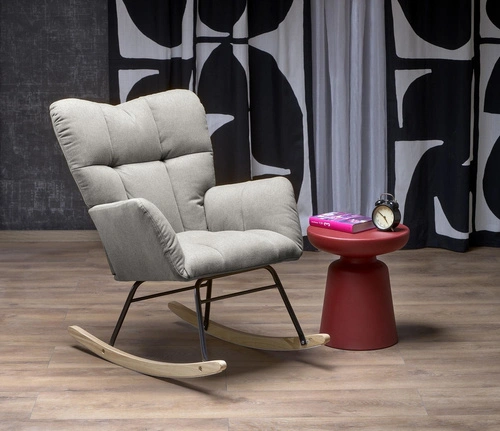 Šedé skandinávské houpací křeslo do obýváku, čalouněné, prošívané s područkami
