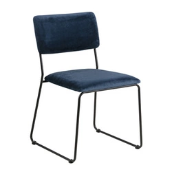 Čalouněná židle Cornelia VIC Actona sametová modrá do jídelny a obýváku na černých nohách