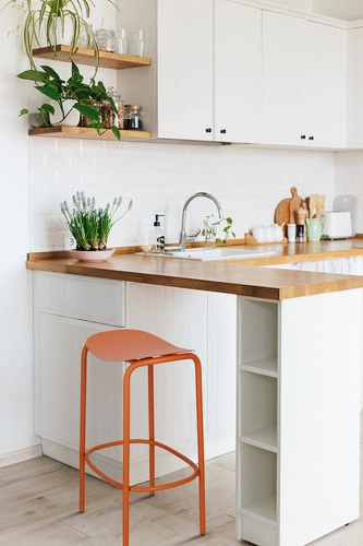 Kovová barová stolička Trick 65 cm oranžová moderní do kuchyně a k ostrůvku bez opěradla
