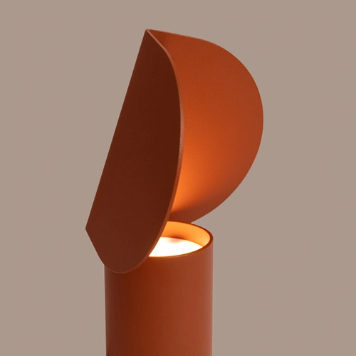 Stolní LED lampa BISCUIT značky Thoro Lighting v odstínu červené okry z hliníku
