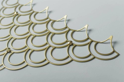 Zlatý nástěnný věšák Husk M Polyhedra moderní kovový do předsíně 56 cm