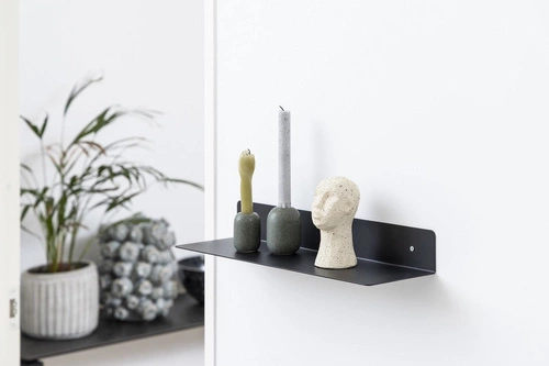 Bílá nástěnná police Joliet M kovová moderní na knihy a dekorace do obýváku Actona