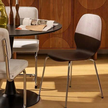 Jídelní kovová židle Ouro Atmosphera s dřevěným ořechovým sedákem moderní