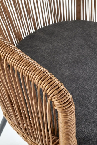 Ratanová jídelní židle Raffu s područkami a šedým polštářem na kovových nohách